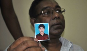 Куази Ахсан Улах от Дака, Бавгладеш, показва снимка на 21-годишния си син, който ще бъде осъден в Ню Йорк (снимка от октомври 2012)