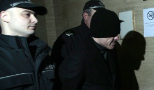 Полицаи водят Евелин Банев за заседанието на съда