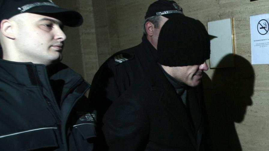Полицаи водят Евелин Банев за заседанието на съда