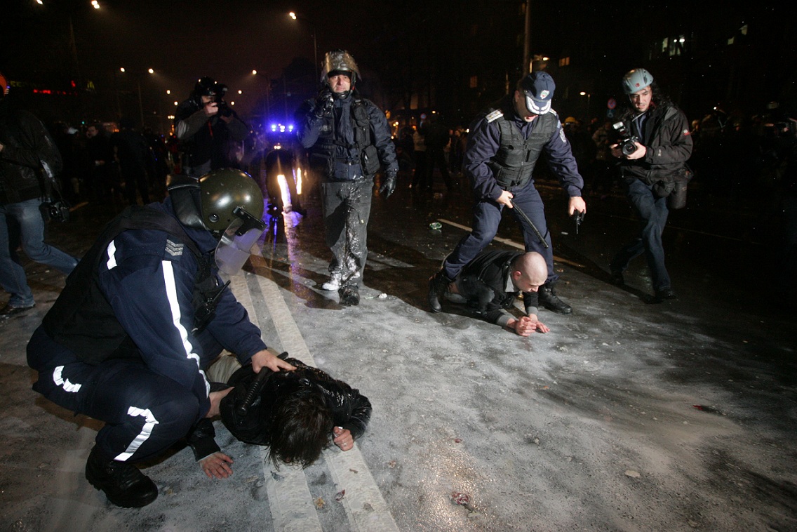 Девет души в "Пирогов" след сблъсъци на протеста в София