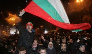 Протестите в страната ще продължат въпреки заявката за оставка на правителството 