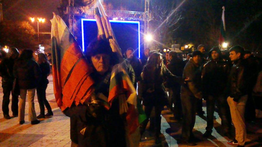Протестиращите тази вечер на Орлов мост наброяваха около 100 души