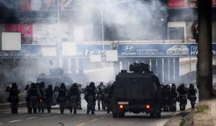 След вчерашните протести има поне 18 задържани. Ранени са и няколко полицаи. Витрините на десетки магазини са унищожени.<br />
<br />