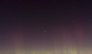 Комета със светеща опашка ще премине край Земята този месец