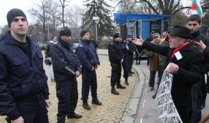 Стотина на протест пред парламента