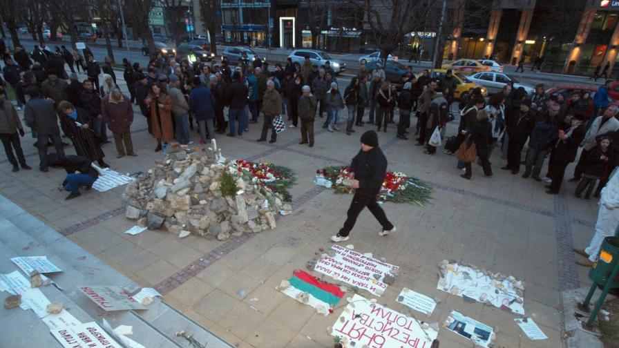 Грамадата, която варненц иструпаха пред кметството в памет на самозапалилия се Пламен Горанов, продължава да расте