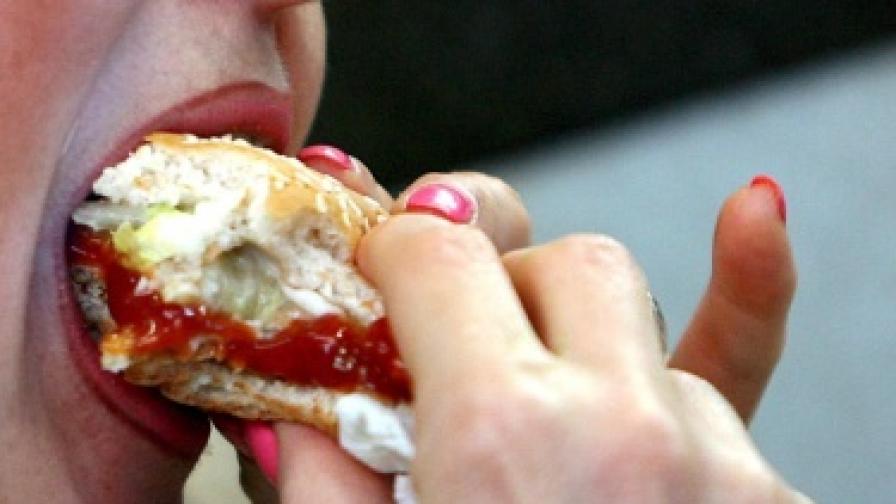 Сладките и калорични храни влошават настроението ни