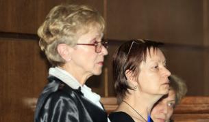 Майките на убитите младежи - Радмила Въжарова и Виолета Александрова, по време на съдебното заседание днес