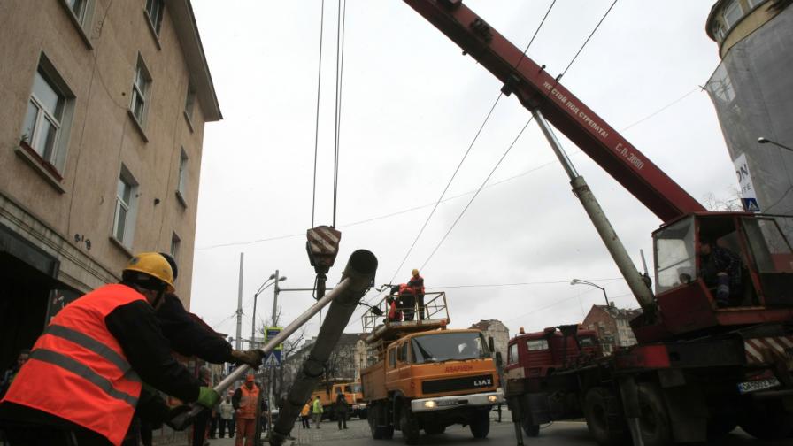 Електрически стълб падна върху тролей в София