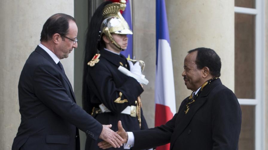 Бия се ръкува с френския си колега Франсоа Оланд на входа на Елисейския дворец през януари 2013 г.