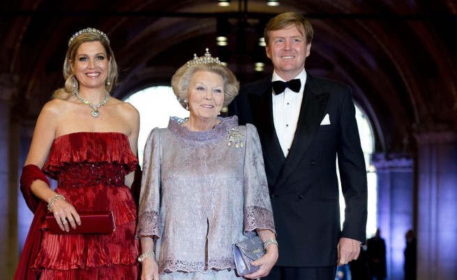 Холандската кралица абдикира в полза на сина си