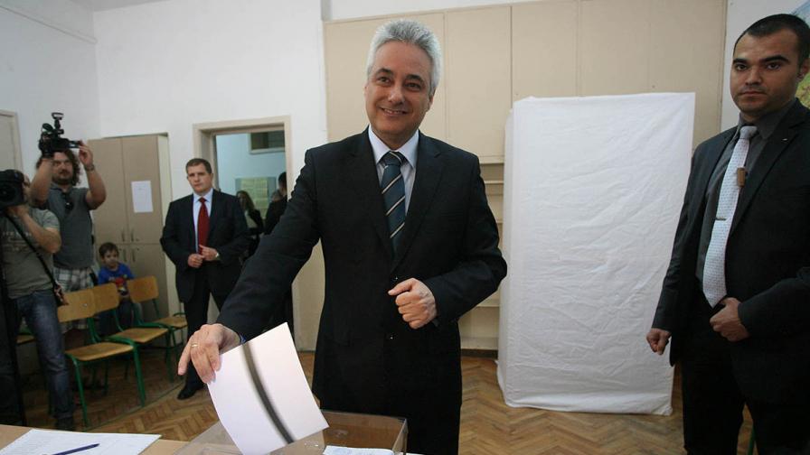 Служебният премиер Марин Райков гласува в столичния кв. "Княжево"