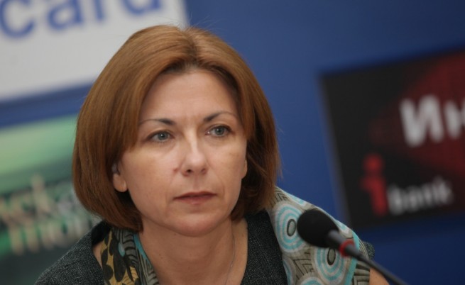 Боряна Димитрова: Правителството ни влече към дъното