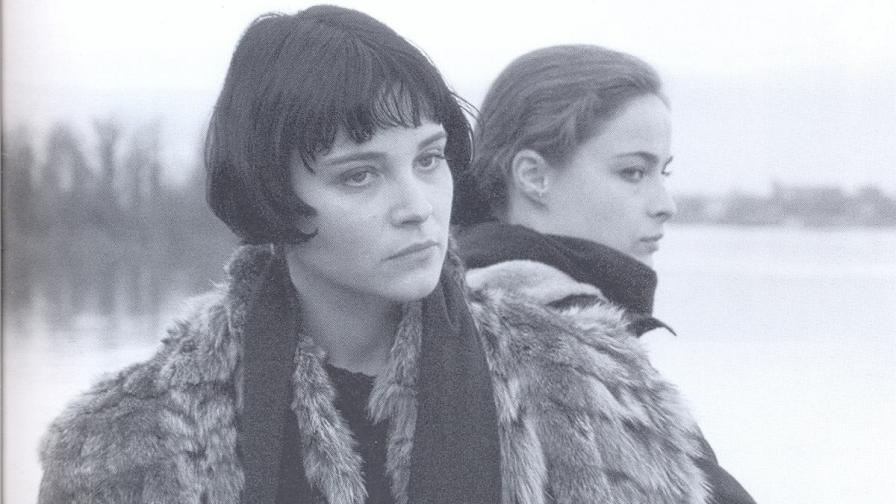 Йоана Буковска (д) и Стефка Янорова като Стела и Роси в "Дунав мост" (1999)