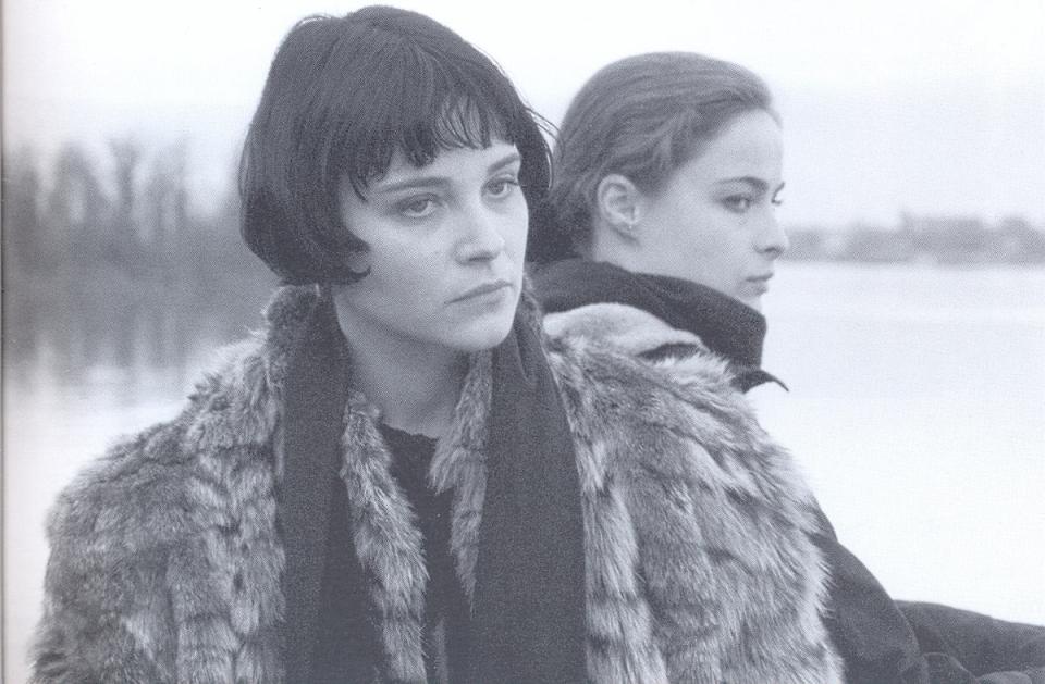 Йоана Буковска (д) и Стефка Янорова като Стела и Роси в "Дунав мост" (1999)