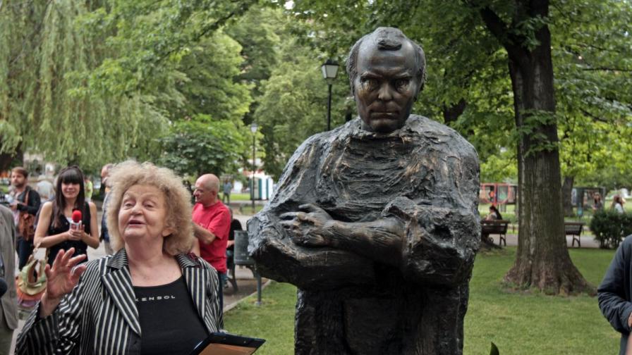 Пред паметника на Григор Вачков говори Татяна Лолова