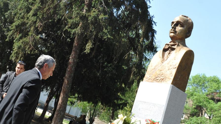 Посланикът на Държавата Израел Шаул Камиса-Раз се поклони пред новоткрития бюст-паметник на Димитър Пешев в градинката на църквата "Св. Георги" в София, 29 април 2013 г.