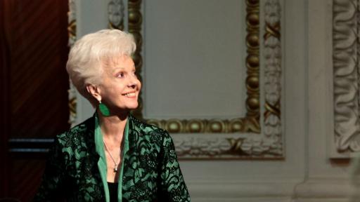  <p><strong>Златен плакет</strong> за известна наша певица</p> 