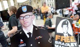 Протест в подкрепа на Брадли Манинг в Германия