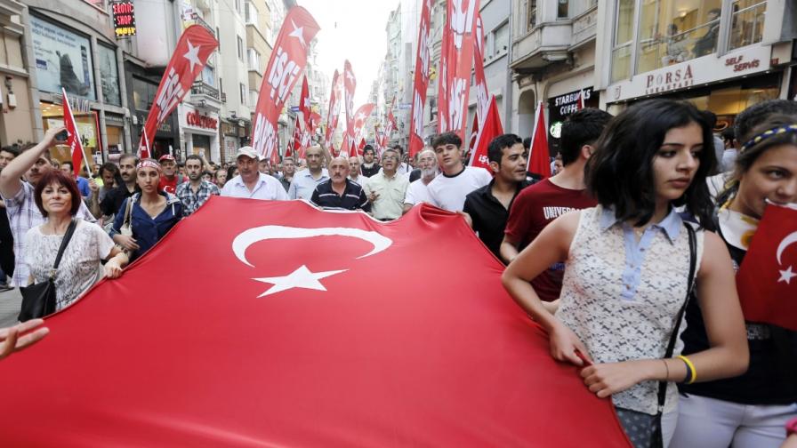 Втори убит при протестите в Турция