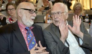 Франсоа Енглер (Л) и Питър Хигс (Д)