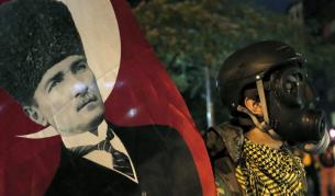 В Турция: Полицията хвърля газови бомби без да се съобразява с жени и деца