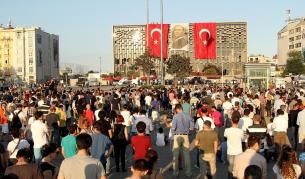 Стоящ протест на площад "Таксим"