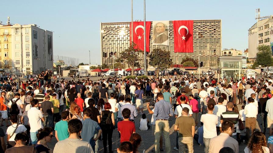 Турският вицепремиер одобри стоящите протести