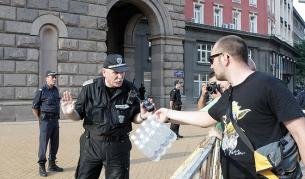 Протестиращите превърнаха в традиция носенето на минерална вода за полицаите, охраняващи протеста