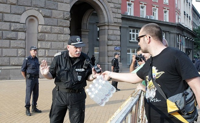 Столичната полиция с нов вид светлоотразителни жилетки за протестите