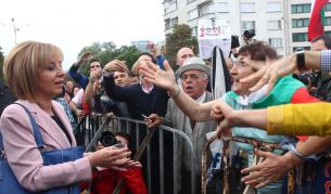 Мая Манолова излезе да говори с протестиращите пред Парламента, освиркаха я
