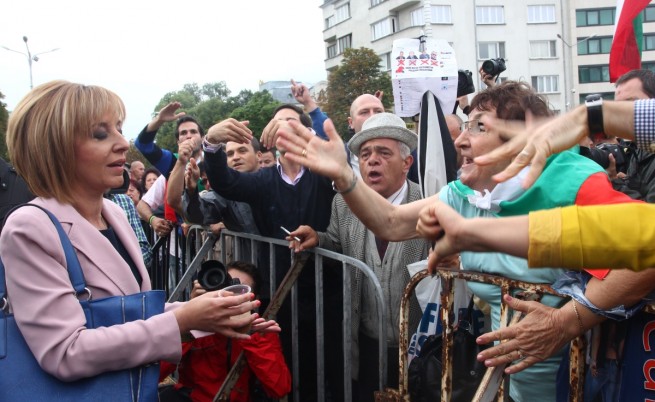 Мая Манолова излезе да говори с протестиращите пред Парламента, освиркаха я