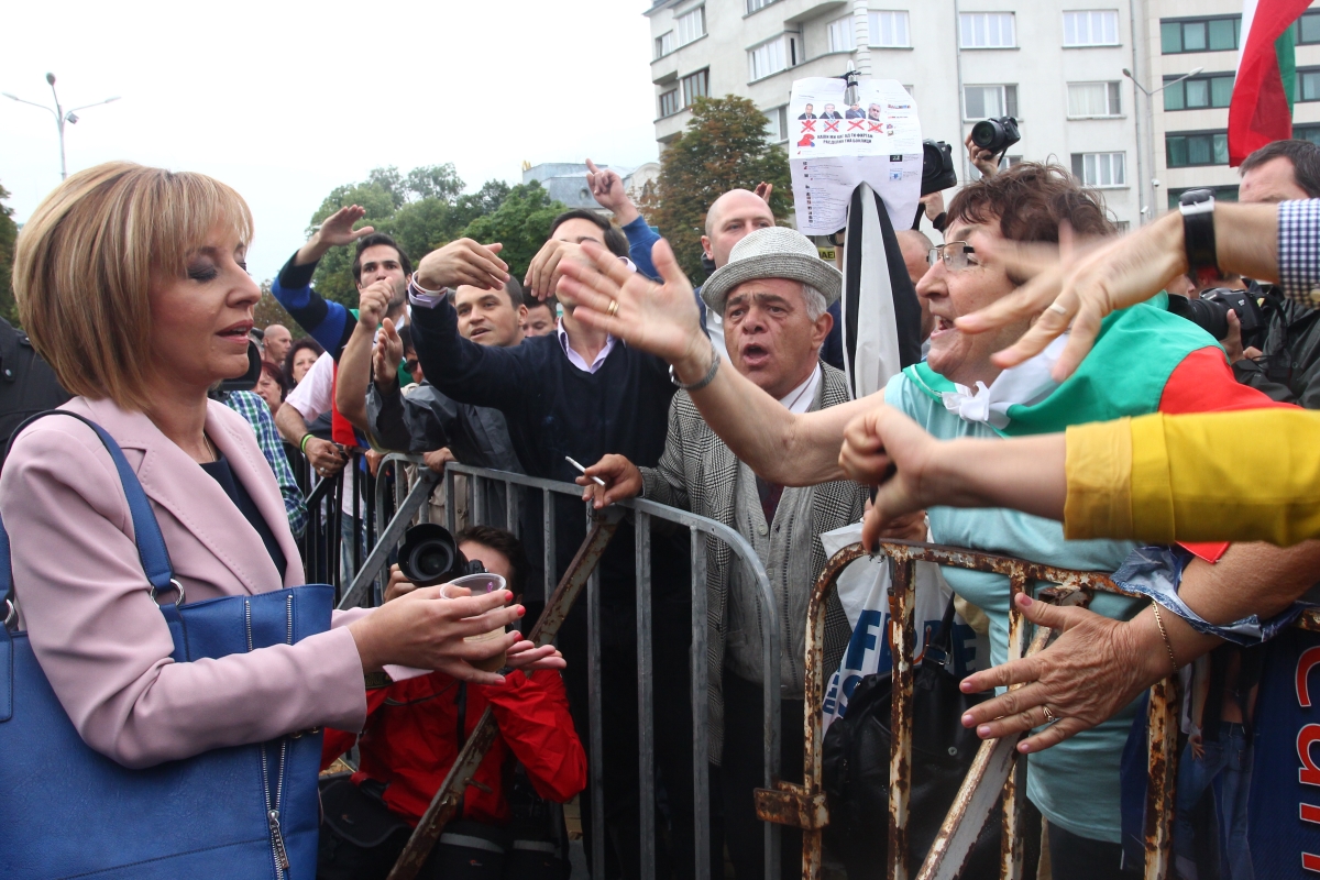 Мая Манолова излезе да говори с протестиращите пред Парламента, освиркаха я