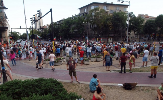 40 души окупираха Областната управа във Варна