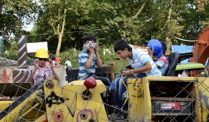 Деца си играят край парка "Гези"