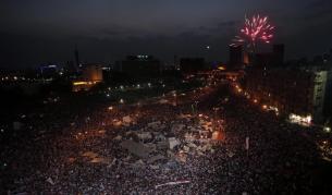 На площад Тахрир в Кайро новината за свалянето на Морси бе посрещната с фойерверки