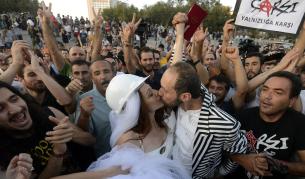 Турция: Полицията отново затвори парка "Гези" и атакува с водни оръдия сватбено шествие