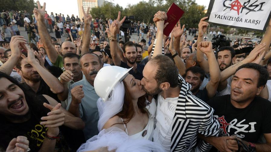 Турция: Полицията отново затвори парка "Гези" и атакува с водни оръдия сватбено шествие
