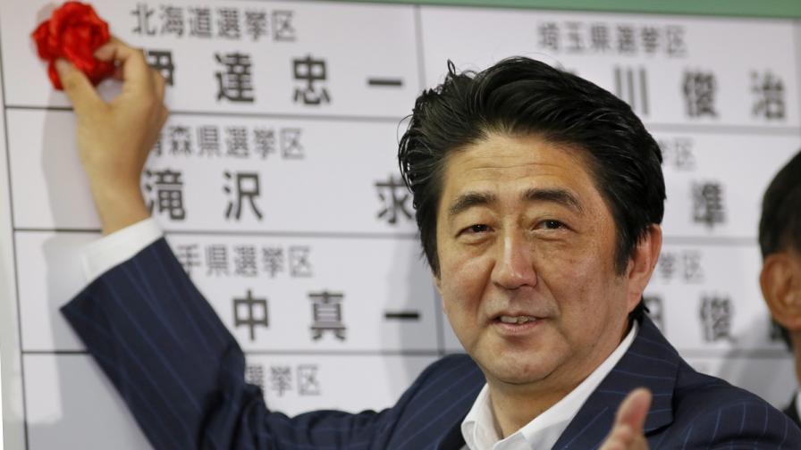 Премиерът Абе печели изборите в Япония