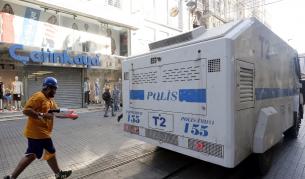 Демонстрант пръска с водна пушка автомобил ТОМА на площад "Таксим" Истанбул