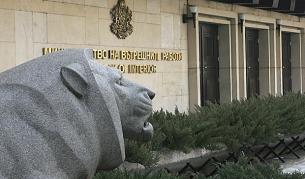300 души вън от държавната администрация за месец  