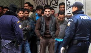 Гърция: Полицията издирва нелегални имигранти