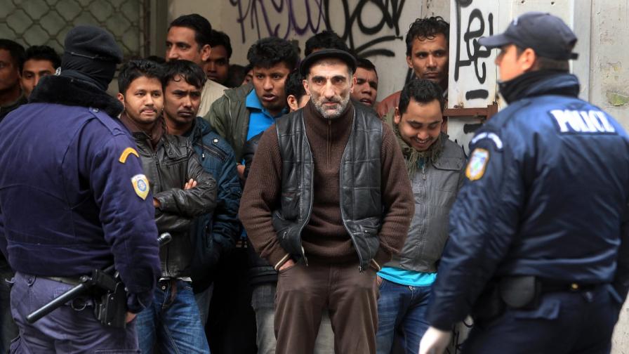 Гърция: Полицията издирва нелегални имигранти