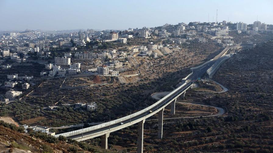 Само преди дни  Израел обяви, че ще построи стотици нови жилища в еврейски селища в окупираните палестински земи