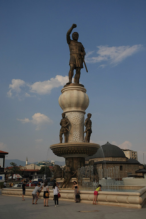 От няколко години насам основно занимание на туристите в Скопие е да откриват какви нови статуи и съоръжения са изникнали в македонската столица в рамките на проект за придаване на по-класически вид на града.