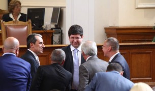 В пленарна зала присъства министър-председателят Пламен Орешарски и министри