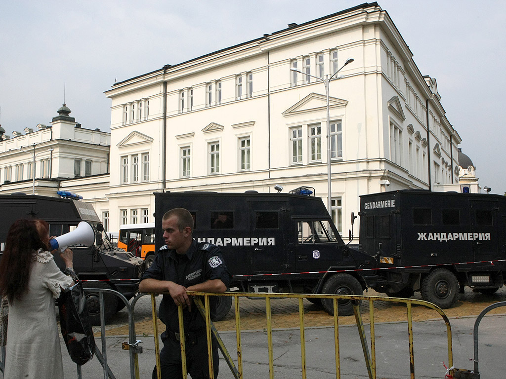 Протестиращи и контрапротестиращи около сградата на парламента. Те са разделени от  полицейски кордони, за да се избегнат сблъсъци.