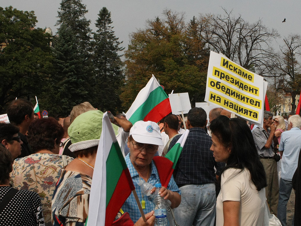 Протестиращи и контрапротестиращи около сградата на парламента. Те са разделени от  полицейски кордони, за да се избегнат сблъсъци.