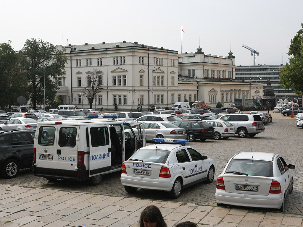 Протестиращи и контрапротестиращи около сградата на парламента. Те са разделени от  полицейски кордони, за да се избегнат сблъсъци.