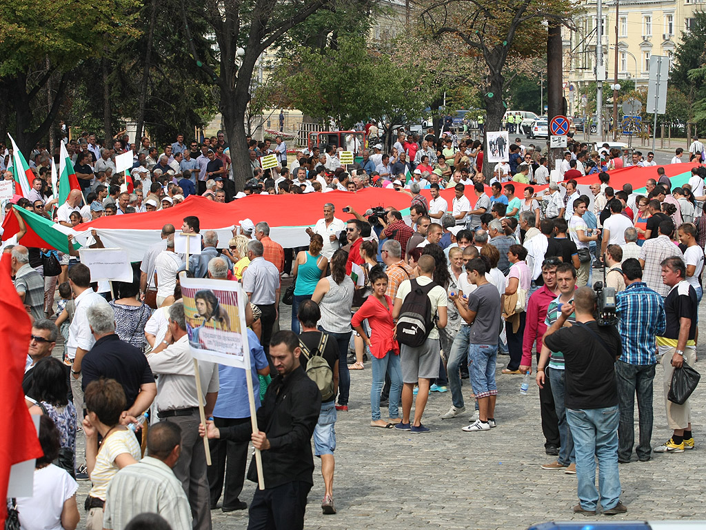 Протестиращи и контрапротестиращи около сградата на парламента. Те са разделени от  полицейски кордони, за да се избегнат сблъсъци.